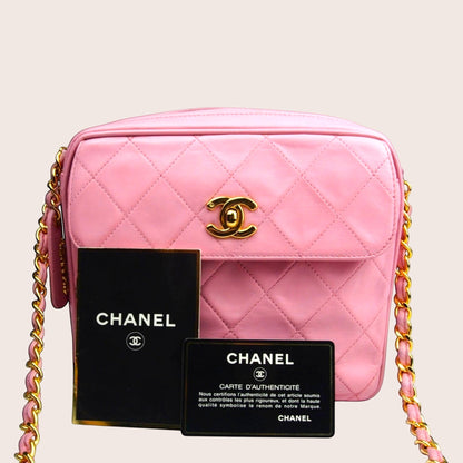 Nandalee Chanel Vintage Crossbody Tasche in Barbie Pink aus Lammleder mit Rautensteppung und goldfarbener Hardware.
