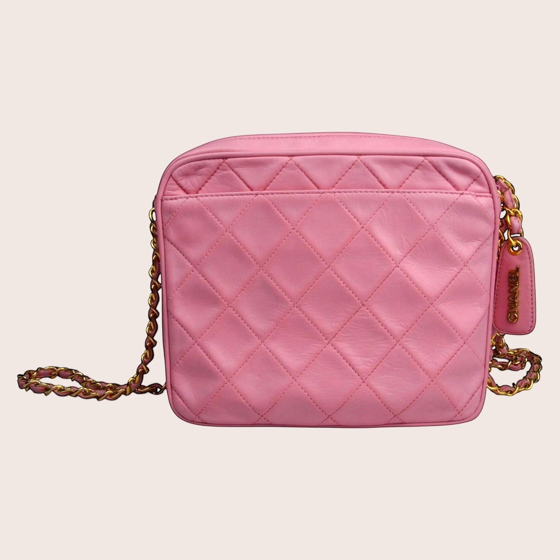 Nandalee Chanel Vintage Crossbody Tasche in Barbie Pink aus Lammleder mit Rautensteppung und goldfarbener Hardware.