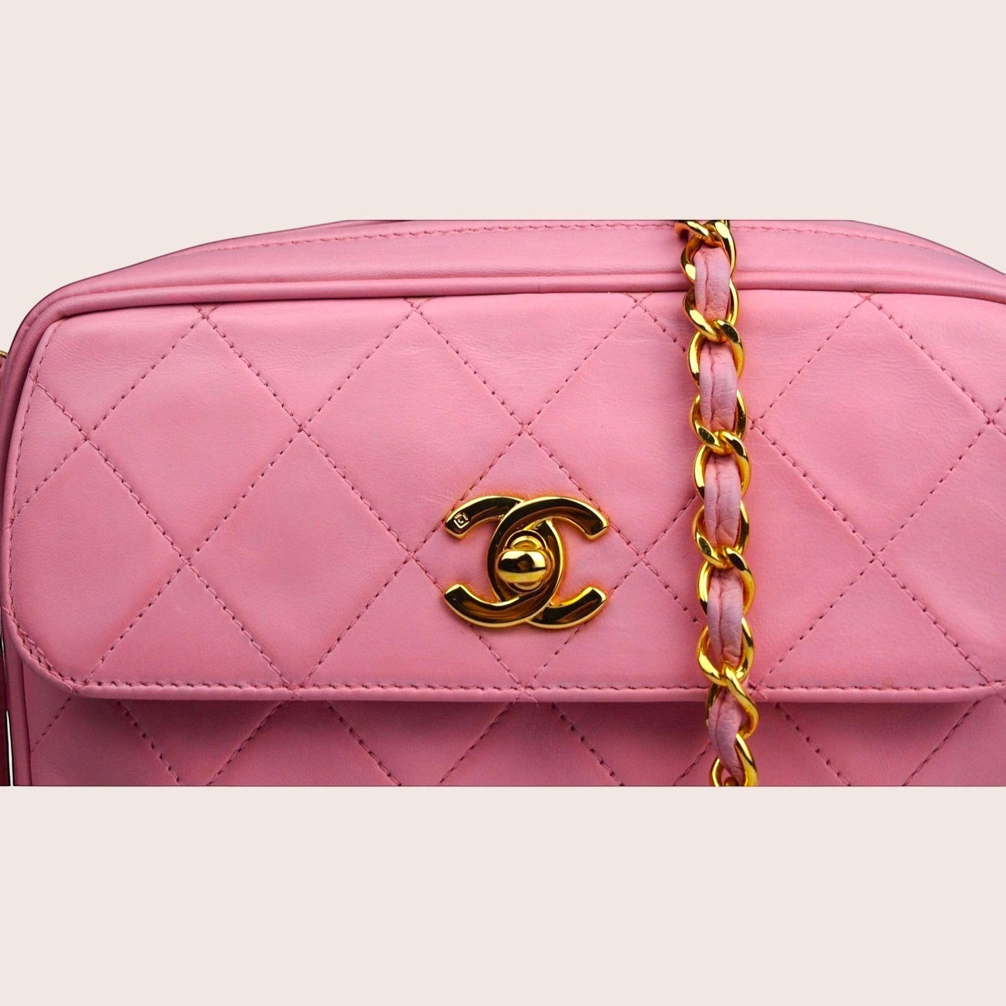 Nandalee Chanel Vintage Crossbody Tasche in Barbie Pink aus Lammleder mit Rautensteppung und goldener Hardware.