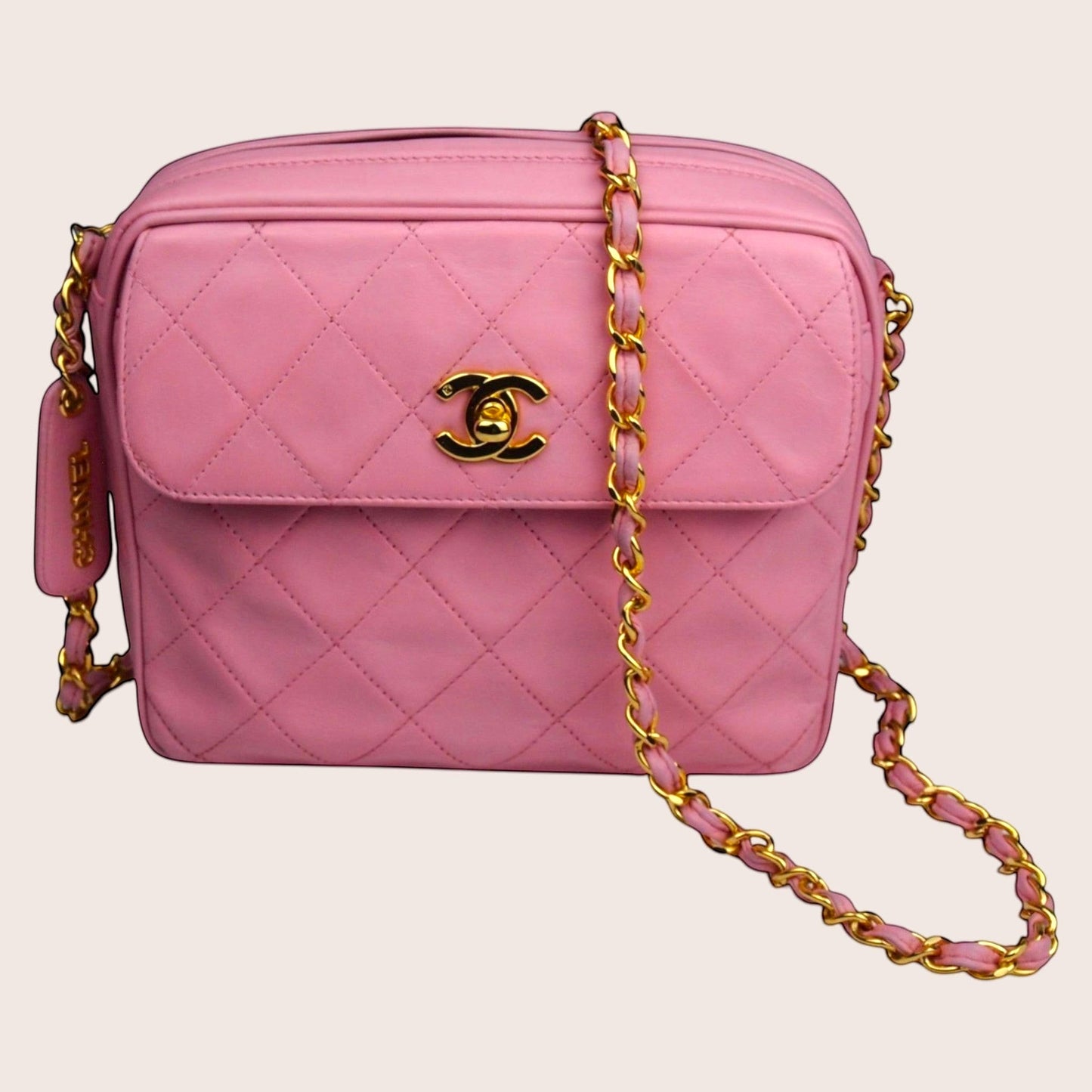 Nandalee Chanel Vintage Crossbody Tasche in Barbie Pink aus Lammleder mit Rautensteppung und goldener Hardware.
