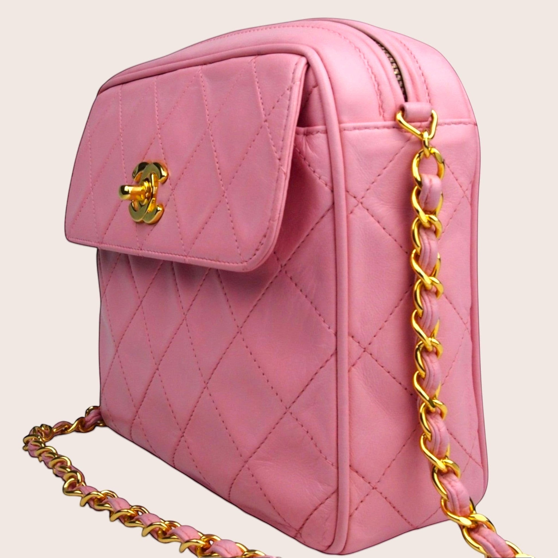 Nandalee Chanel Vintage Crossbody Tasche aus Lammleder in Barbie Pink mit Rautensteppung und goldfarbener Hardware.