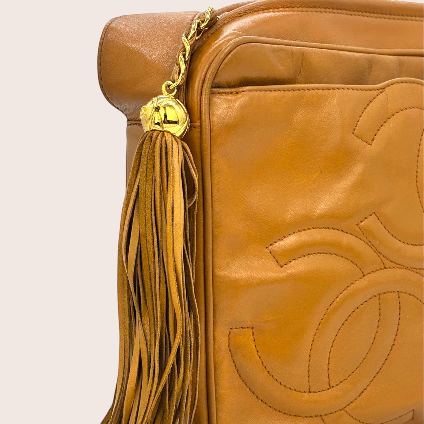 Nandalee Vintage Chanel Camera Bag aus Lammleder in Camel mit Triple CC Steppung und Quaste
