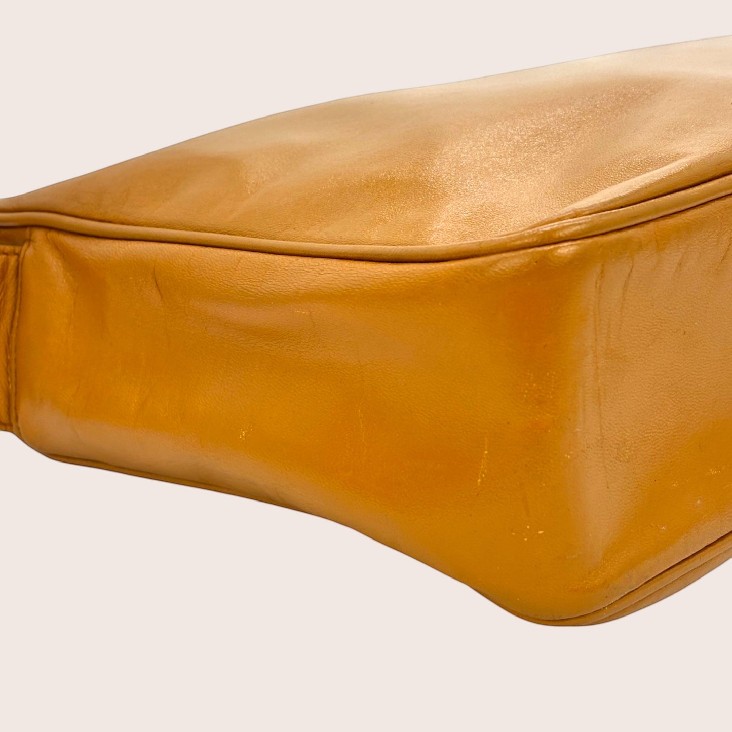 Nandalee Vintage Chanel Camera Bag aus Lammleder in Camel mit Triple CC Steppung und Quaste.